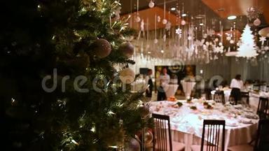 在高级餐厅的接待处有装饰和花环的圣诞树